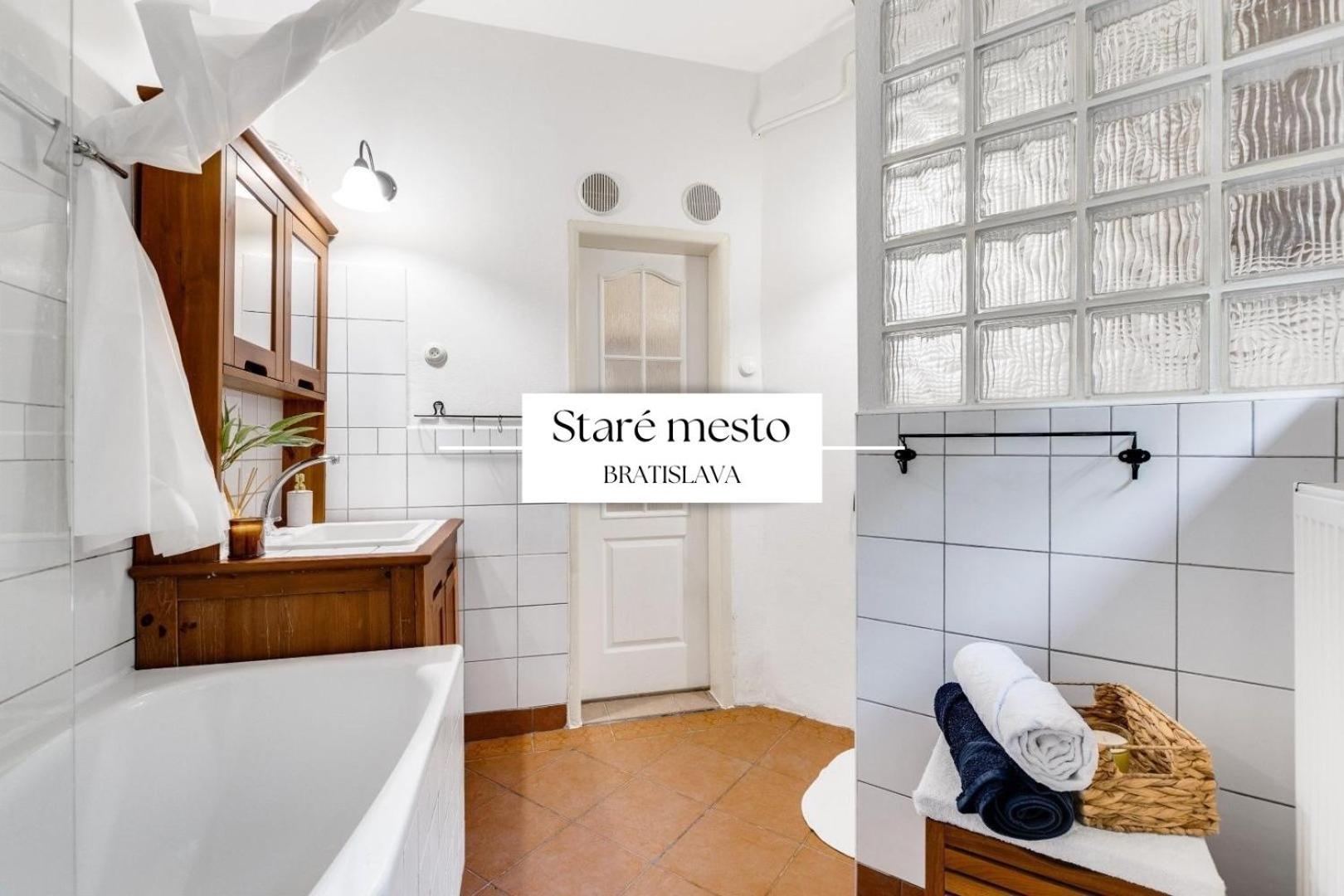 Stylish Historical Apartment + Backyard Bratislava Luaran gambar